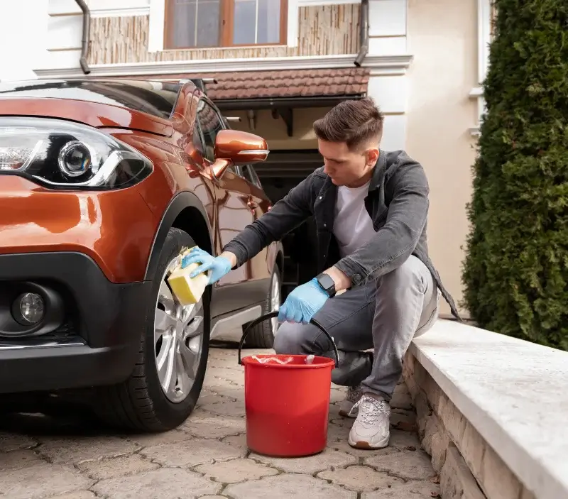 Lavage auto à domicile Rouillon : professionnel intervenant sur un véhicule
